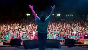 Pau Debon, cantant d'Antònia Font, saluda a la 'marea verda' que ompli el parc de n'Hereveta en suport a la lluita dels docents. 