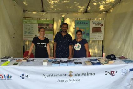 Personal de l'Ajuntament i del Govern informen dels serveis i els avantatges d'utilitzar el transport públic o la bicicleta en els desplaçaments habituals.