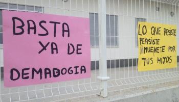 Els exteriors del CEIP Rodamilans de Sineu van despertar divendres plens de cartells crítics amb els docents i la Plataforma Crida. 