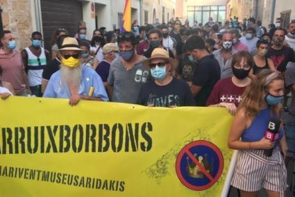 La plataforma Arruix Borbons demana explicacions a Aina Calvo pel «tracte discriminatori» que varen patir a la concentració antimonàrquica