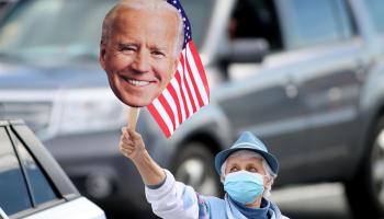 Imatge d'un votant demòcrata amb una careta de Joe Biden.