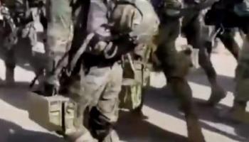 Soldats espanyols canten un himne de la División Azul per a celebrar el dia de la seva patrona