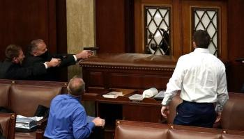 Seguidors de Trump assalten el Congrés dels EUA i frenen l'elecció definitiva de Biden