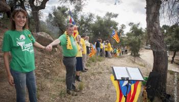 Els participants a la trobada del Coll de Panissars lluïren distintius verds en suport als professors. Fins i tot la batlessa de la Jonquera Sònia Martínez Juli (CiU), a l'esquerra de la imatge, es va posar la camiseta verda de la Plataforma Crida.