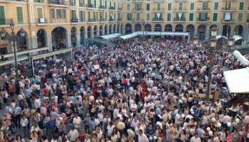Aspecte que oferia la Plaça Major avui horabaixa durant la concentració a favor del TIL.