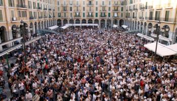 Nombroses persones aplegades a la plaça Major per a demanar una educació de qualitat, trilingüe i apolítica.