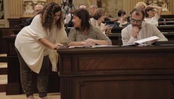 La consellera de Presidència i portaveu del Govern, Pilar Costa; la presidenta Francina Armengol i el vicepresident Biel Barceló, conversen durant la sessió del Parlament d'aquest dimarts.