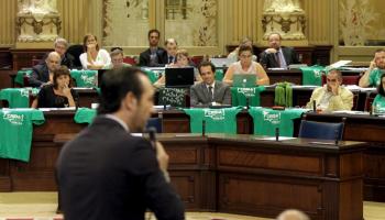 Bauzá durant una intervenció al Parlament, amb els membres de l'oposició al davant.