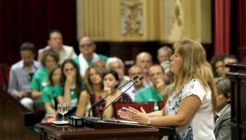 Joana Maria Camps a l'estrada de l'hemicicle el dia que el Parlament validà el Decret de llengües del Govern.