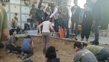 Les autoritats observen les feines d'exhumació.