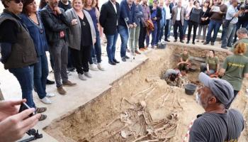 Visita de les autoritats a la fossa comuna de Porreres.