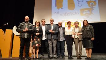 Els representats d’Escola Valenciana amb els guardonats.