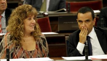 Camps a l'últim ple del Parlament, amb el conseller d'Economia i Competitivitat, Joaquín García.