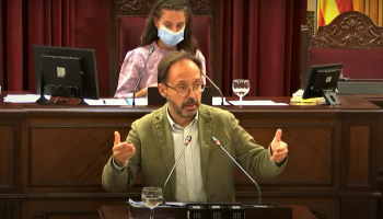 Demanen instal·lar cartells informatius sobre el dret d'utilitzar el català en aeroports i comissaries