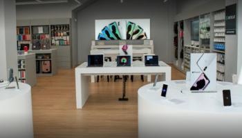 Intenta comprar un mòbil a la botiga Apple d'Eivissa però el dependent li ho impedeix: «¡Me tienes que hablar en español!»