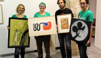 Els representants de l'Assemblea de Docents amb algunes de les obres exposades que se subhastaran el pròxim dia 30 al Trui teatre de Palma.