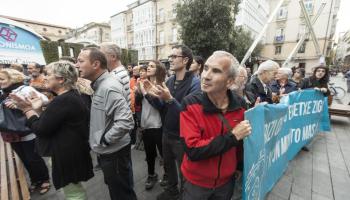Un centenar de persones, entre ells, parlamentaris de Bildu, reben la notícia amb aplaudiments a Vitòria, aquest dilluns. 