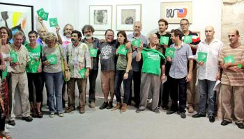 Creadors i professors en la inauguració de la mostra a l'Espai Ferran Cano. Ahir es va inaugurar l'exposició de les obres d'art donades per a donar suport la lluita dels professors en vaga, que el pròxim dia 30 seran subhastades.