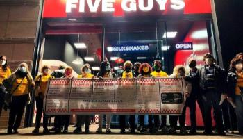 Una seixantena de voluntaris col·lapsen dos restaurants per a denunciar la vulneració dels drets lingüístics dels catalanoparlants