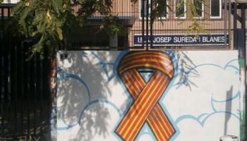 Llaç quadribarrat a la façana d'un centre escolar a Palma.