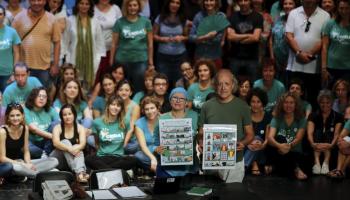 Els assistents a l'assemblea de docents amb les obres cedides per Pep Roig.