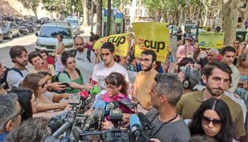 Una concentració solidària acompanya els encausats del 'cas confeti' als jutjats: «La lluita contra el monocultiu turístic és legítima i necessària»