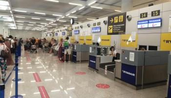Una treballadora de Ryanair a l'aeroport de Palma amenaça un ciutadà: «O me hablas en español o no te atiendo»