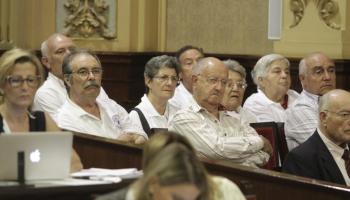 Els familiars de malalts de càncer pitiüsos acudiren a l'hemicicle per veure 'in situ' el recorregut de la moció socialista a favor del servei.