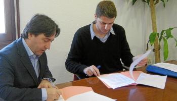Mauricio Rovira i Sebastià Sagreras, signant el conveni ahir a Palma.