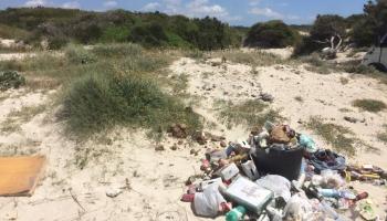 MÉS per Campos diu que les declaracions de la batlessa «ens fan empegueir» i demana que es posi a treballar en la neteja de la platja