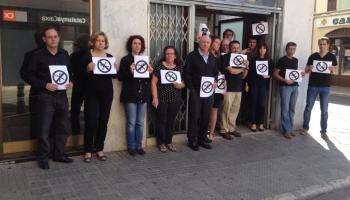 Concentració d'alguns funcionaris entre les seus d'Indústria i Salut.