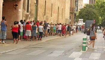 Les coes al Pa de Sant Antoni cada dilluns són una constant i no s’aturen de créixer.