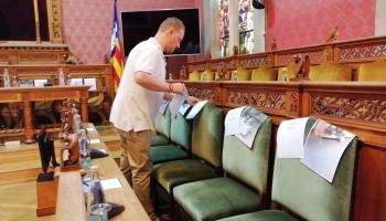 Vox empra tàctiques nazis i empapera les bancades de l'esquerra a la Sala de Plens del Consell de Mallorca