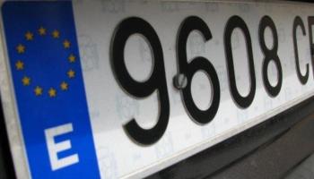 El Govern espanyol reconeix ara que és legal tapar la 'E' de la matrícula del cotxe