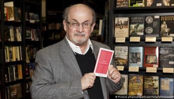 Apunyalen l'escriptor Salman Rushdie durant una conferència