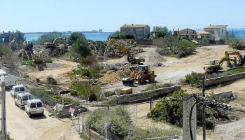 A la imatge de la urbanització de Torre Marina es pot apreciar com ja no hi queda ni un sol bloc d’apartament dret.
