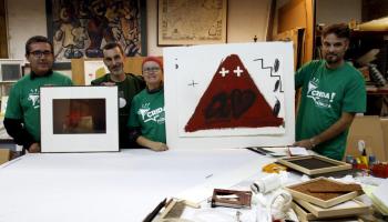 Fotografia de Toni Catany i quadre d'Antoni Tàpies. 