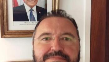 El pare que ha denunciat l'ensenyament en català als jutjats és un destacat activista racista i pro Vox