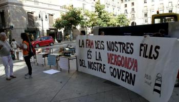 Gran pancarta que ha presidit l'acció de la plataforma dels professionals de l'àmbit social.