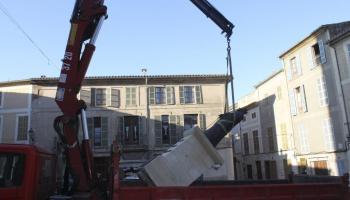 El 8 de març de 2012 a les 7.30 hores del matí, operaris de la brigada retiraven l'estàtua de la plaça.