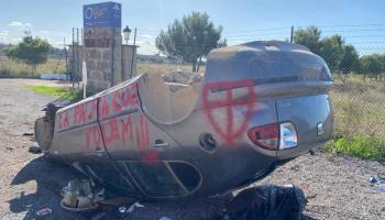 Els veïns, cansats de l'oblit de Sant Jordi per part de l'Ajuntament: fa més de dos mesos que hi ha un cotxe abandonat a l'entrada del poble