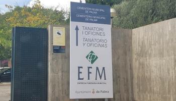 Un regidor de Podemos desobeeix el reglament de l'Ajuntament de Palma i retola el tanatori en castellà perquè li ho demana Vox