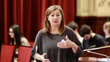 Armengol respon a l'extrema dreta: «Això no va de banderes, va de l'autoritat dels docents dins les aules»