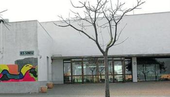 L'IES Sineu mostra suport a la professora amenaçada de La Salle amb la lectura d'un manifest