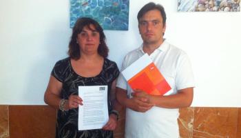 Els socialistes Maria Antònia Mulet i el batle Francesc Miralles fa estona que reclamen a Educació una millora dels recursos de l'escola.