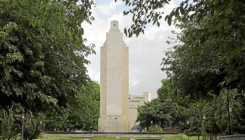 L'Ajuntament de Palma gasta 182.512 euros per il·luminar el monòlit de sa Feixina amb color lila o amb els de la bandera d'Espanya