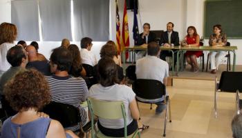 El 2011, Bauzá i l'aleshores conseller Bosch ençataren en curs escolar amb un acte a l'IES Josep Sureda i Blanes. Eren temps més calmats per al món docent.