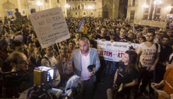 La plaça de la Verge de València acollí una protesta en contra del tancament de la Ràdio Televisió Valenciana.