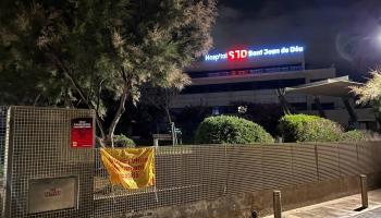 La Plataforma per la Llengua fa una acció de protesta davant l'Hospital Sant Joan de Déu per denunciar el maltractament contra Jordi Puig