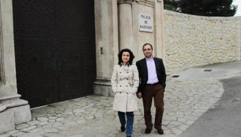 Fina Santiago i Antoni Alorda posen davant el palau.